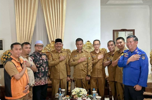 Bantuan Solidaritas: Pemkab Kampar Serahkan Donasi Tunai ke Warga Terdampak Bencana di Sumbar