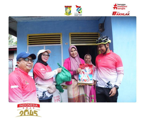 Jelang Ramadhan, Bupati Kampar Antar Bantuan Beras ke Rumah Warga