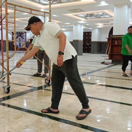 Jelang Idul Fitri, Satpol PP Kampar Fokus Bersihkan Masjid Islamic Center
