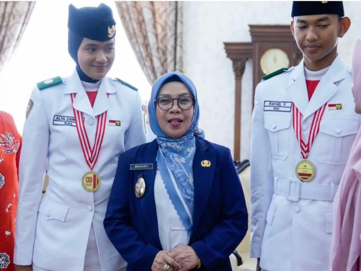 Alya Zahra Disambut Wabup Kampar Misharti Usai Kibarkan Bendera Pusaka di Istana Merdeka