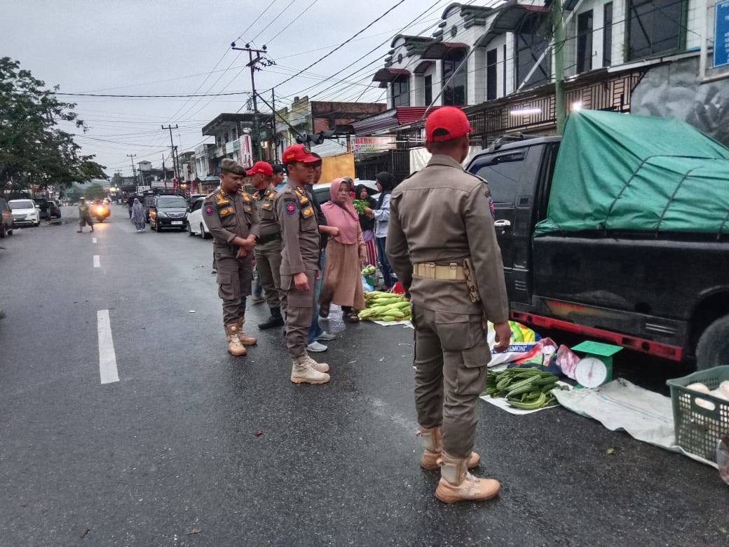 Satpol PP Kampar Tertibkan Pedagang di Badan Jalan Pasar Inpres Bangkinang