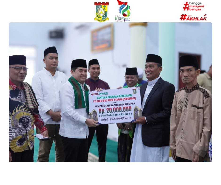 Pj Sekda Kampar Salurkan Santunan Anak Yatim dan Bantuan Masjid