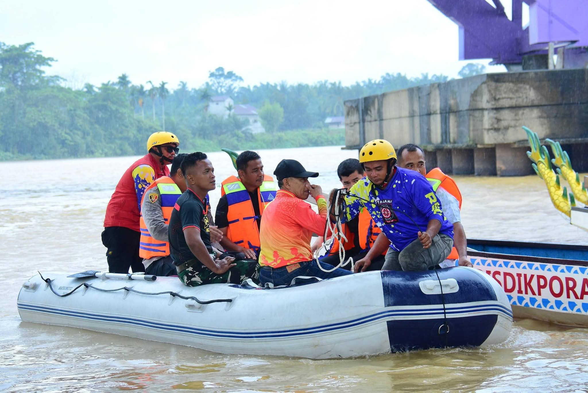 Lepas Pacu Sampan, Bupati Kampar Hidupkan Semangat Budaya di Bangkinang