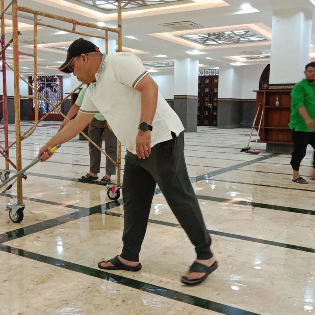 Jelang Idul Fitri, Satpol PP Kampar Fokus Bersihkan Masjid Islamic Center