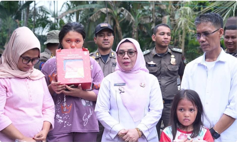Wabup Kampar Misharti Serahkan Bantuan untuk Korban Kebakaran di Pangkalan Baru