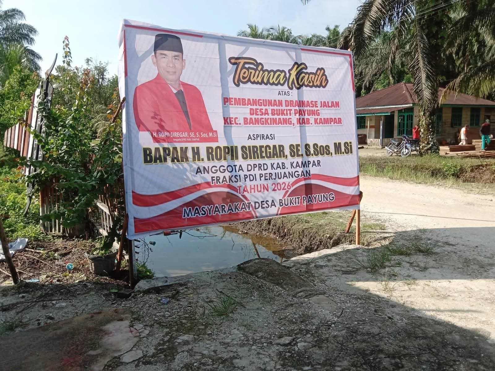 Anggota DPRD Kampar Ropii Siregar Bangun Drainase di Bukit Payung, Warga Nilai Aspirasi Mulai Terjawab